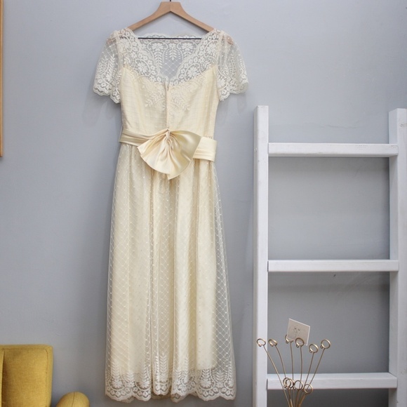 Elegant Cream Lace Dress - Picture 2 of 15